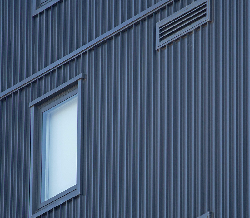 illustration of a roof drainage system showing water flow and collection with three directional arrows